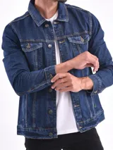 Campera de jean azul con cuello clásico, cierre frontal con botones metálicos, bolsillos con solapa abotonada en el pecho y bolsillos laterales.
