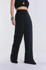 Pantalón negro de corte palazzo con cintura alta y elástica.