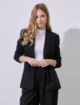 Blazer blanco de lino con cuello con solapa, bolsillos sastre y mangas fruncidas.