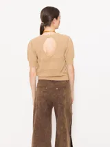 Sweater celeste tejido en bucle, de mangas cortas y largo a la primer cadera.