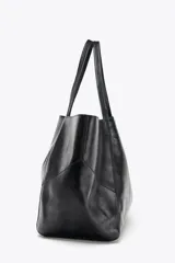 Bolso maxi shopper de cuero negro con pespuntes a tono. Tiene asas de hombro y cierre con tiras y botón. Incluye una cartera con bolsillo extraíble.