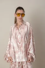 Camisa italiana de satén de seda estampada en blanco y negro, con cuello camisero y mangas murciélago.