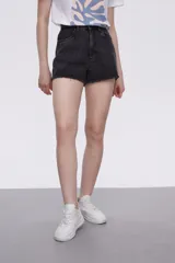 Short de jean de calce alto, color celeste, con terminación desflecada.