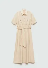 Vestido camisero midi color beige, de tela satinada, con cuello camisero, mangas cortas, dos bolsillos de parche en el pecho, lazo ajustable en la cintura y cierre frontal con botones.