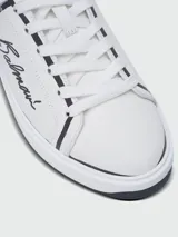 Zapatillas urbanas Balmain modelo B-Court, color blanco con detalles en negro y firma de la marca en el lateral.
