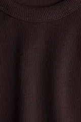 Musculosa marrón de punto de algodón acanalado, corte entallado, cuello redondo y ribete fino en escote y sisas.