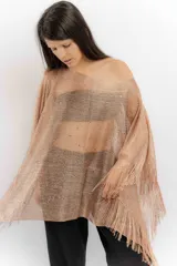 Poncho tejido color cobre con apliques de piedras y flecos.