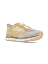 Zapatillas casuales color beige, amarillo y marrón claro, con capellada de cuero y tela mesh, suela de goma transparente, entresuela de EVA con tecnología Memory Foam y cordones blancos.