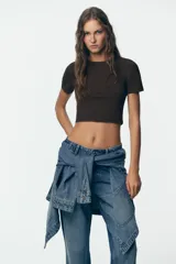 Camiseta de manga corta con cuello redondo, corte cropped y patrón de rayas horizontales en azul marino y blanco.