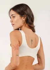 Pack de dos soutiens modelo top, sin aro, con copas removibles, breteles anchos y confeccionados en microfibra. Incluye un soutien color crudo y otro color gris jaspeado.