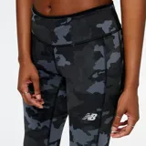 Calza ajustada de running para mujer, confeccionada en material elástico de poliéster y elastano, con tecnología NB DRY para una rápida evaporación de la humedad.