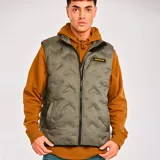 Chaleco acolchado color verde oliva con cierre frontal, bolsillos inferiores tipo welt y logo de Caterpillar en el pecho. Cuenta con ribete elástico en el dobladillo y tecnologías water resistant y recycled insulation.