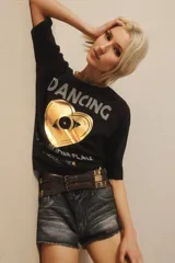 Remera negra de algodón con estampado frontal de un disco de vinilo dorado en forma de corazón y texto "Dancing a higher place house music".