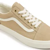 Zapatillas Vans Old Skool color beige con la clásica banda lateral blanca, cordones blancos y suela de goma color crema.