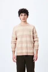 Sweater tejido en jacquard con diseño de franjas geométricas en tonos de azul.