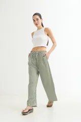 Pantalón palazzo de algodón a rayas verticales blancas y negras, con cintura alta y cordón ajustable.