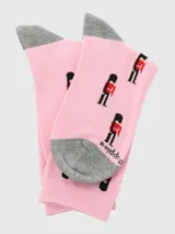 Calcetines grises con diseño de guardias reales británicos en rojo y negro.