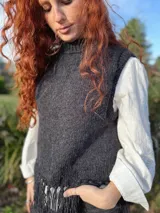 Chaleco tejido a mano color beige con cuello alto y flecos en el ruedo. Hecho por encargo en lana.