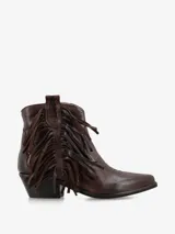 Botín de cuero marrón con punta fina, taco bajo y flecos laterales. Diseño de estilo western.