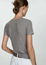 Camiseta gris de lyocell con cuello redondo y cierre de botones.