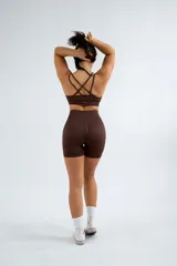 Short deportivo color marrón chocolate, de tiro alto y corte ajustado.