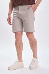 Bermuda casual de color visón, corte recto y largo hasta la rodilla.