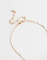 Cadena dorada con dije de oso cubierto de strass.