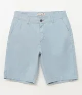 Bermuda masculina de sarga color rosado, con corte recto y bolsillos laterales.