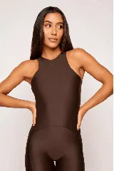 Enterito deportivo de mujer color marrón oscuro, ajustado al cuerpo, con cuello redondo y espalda descubierta con detalle de textura tipo colmena.