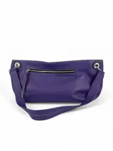 Cartera plateada de cuero con correa extensible con hebilla y cierre superior con cremallera.