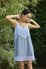 Camisón corto color beige con detalle de puntilla blanca en escote y ruedo, de breteles finos.