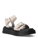 Sandalias nude con plataforma negra y hebillas plateadas.