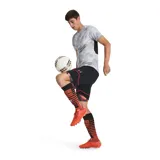 Short deportivo Under Armour Challenger Pro color rojo con paneles laterales negros y ribete negro en el ruedo.