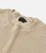 Remera de hombre color beige, corte slim fit, cuello redondo y manga corta. Tejido de punto acanalado texturizado.