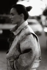 Campera de diseño oversize en color marrón, con textura distintiva.