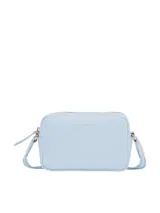 Cartera bandolera rectangular color celeste claro, con acabado liso y logo metálico de Tommy Hilfiger en el frente. Posee un asa ancha tejida con rayas celestes y blancas.