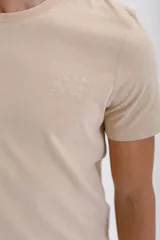 Remera negra de algodón, corte clásico y cuello redondo.