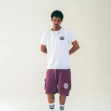 Bermuda color borgoña confeccionada en nylon liviano. Presenta cintura elastizada con cordón, bolsillos laterales y bolsillos cargo de perfil limpio. El micro logo en los bolsillos traseros completa la pieza con un detalle distintivo.