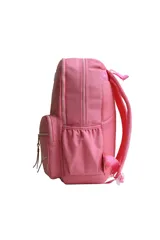 Mochila escolar color rosa claro con detalles en verde menta en los cierres y tiradores. Presenta dos bolsillos frontales con cierre y un parche con el logo de la marca. En el bolsillo inferior derecho tiene bordado el texto "love yourself" en color celeste.