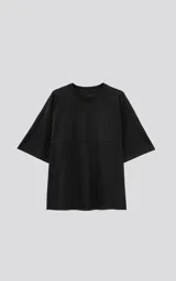 Remera negra de manga corta con calce extra oversize y recorte en delantero y espalda, confeccionada en tejido jersey 24/1 americano.