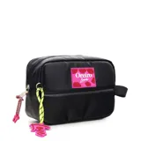 Neceser negro con diseño acolchado y parche rosa con el logo de Las Oreiro y labios rojos. Incluye llavero colgante con la palabra "Love" en rosa.