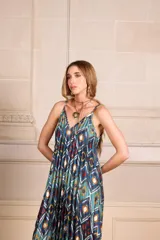 Vestido largo de seda con estampado geométrico en tonos azul, rojo, blanco y amarillo.