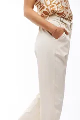 Pantalón de vestir negro de corte recto, con bolsillos laterales y presillas con hebillas decorativas en la cintura.