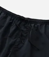 Pantalón largo gris convertible en bermuda, con bolsillos laterales, cintura elástica y cordón de ajuste.