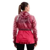 Campera rompevientos deportiva para mujer, color fucsia y violeta. La parte superior es de material traslúcido violeta, mientras que la parte inferior es de color fucsia sólido. Posee capucha, cierre frontal plateado y elástico en la cintura y puños.
