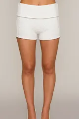 Short blanco de hilo con cintura ancha doble y textura tejida.