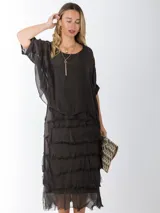 Vestido marrón de seda italiana, dos piezas: top de calce amplio y falda midi con volados. Incluye forro de algodón elastizado.