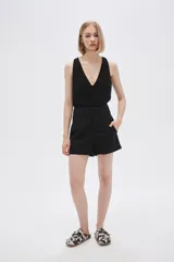 Short negro de tiro alto con bolsillos laterales.