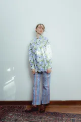 Pantalón blanco de gabardina elastizada, con corte ajustado que se adapta al cuerpo.