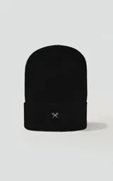 Gorro de lana negro con logo de tijeras blancas bordado en el frente.